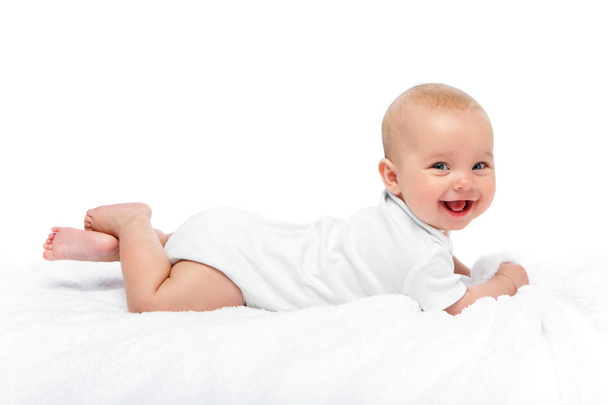 Gelukkig prachtig babymeisje in wit lichaam pak - Foto, afbeelding