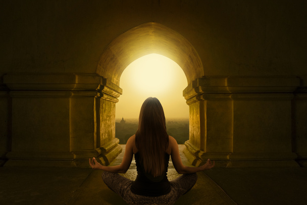 Meditación espiritual conectada con la energía del universo
 - Foto, Imagen