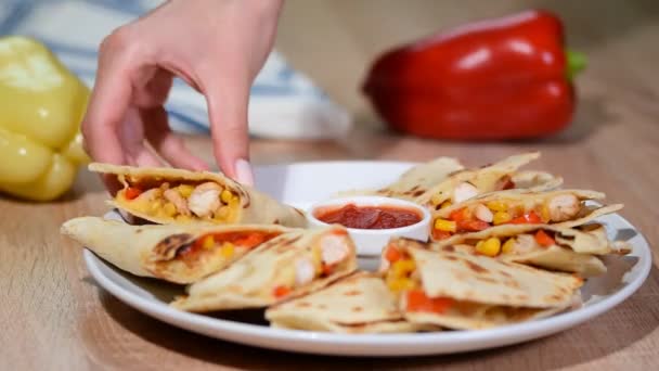 meksykańskim quesadilla z kurczaka pomidory kukurydza ser. - Materiał filmowy, wideo