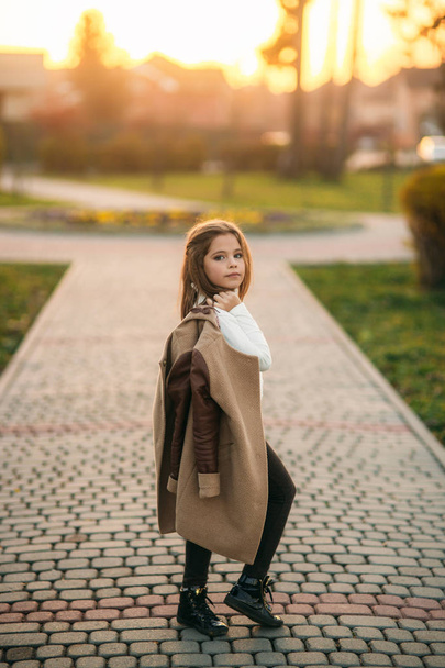 Malá procházka v parku zlatý podzim. Ona drží kabát a představuje fotografa - Fotografie, Obrázek