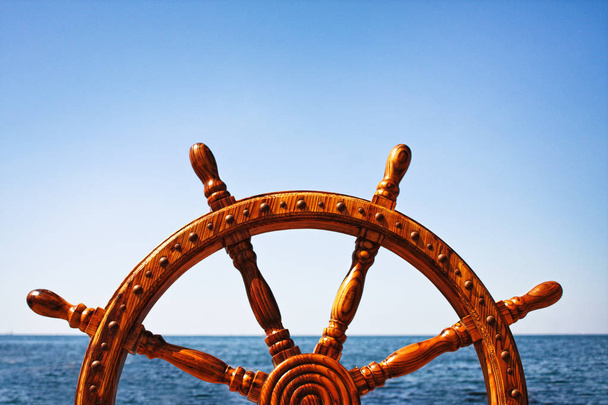 Ancienne roue de barre en bois vintage sur fond de mer
 - Photo, image