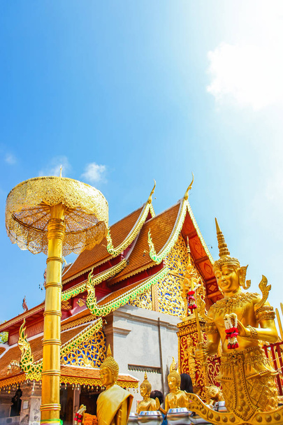 Arany épület és a Wat Phra hogy Doi Suthep esernyő a népszerű idegenforgalmi célpont, Chiang Mai, Thaiföld. - Fotó, kép