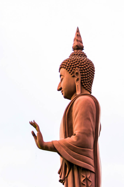 Άγαλμα του Βούδα της θρησκείας του Βουδισμού, απομονωμένες λευκό φόντο - Φωτογραφία, εικόνα