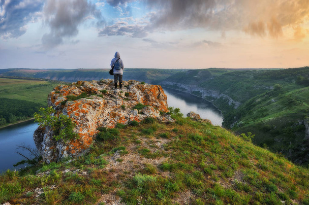 tourist on the rock. the girl looks at the picturesque canyon. spring Dniester - Fotografie, Obrázek