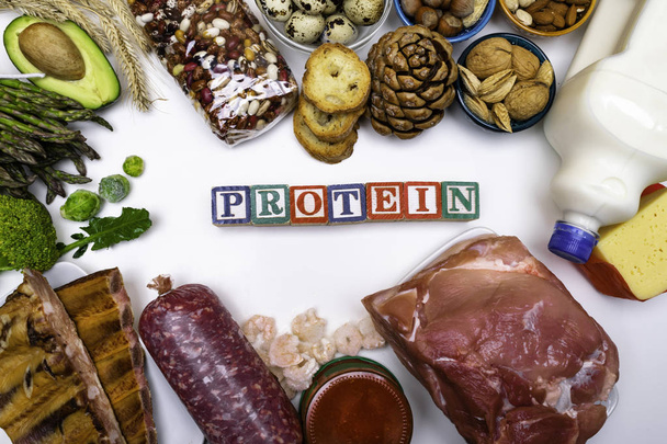 proteinreiche Lebensmittel, Fleisch, Kaviar, Meeresfrüchte, Gemüse, Nüsse, Milch. Ansicht von oben. Konzept der gesunden Ernährung - Foto, Bild