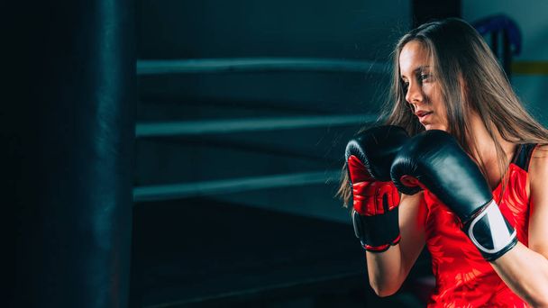 ボクシングのトレーニングを女性の肖像  - 写真・画像