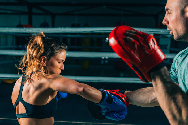 Mujer en entrenamiento de boxeo con entrenador personal
 - Foto, imagen