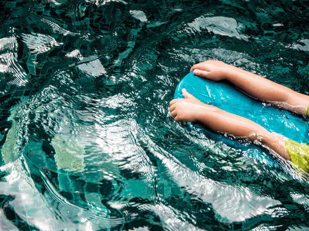 Dziecko z pianki kickboards pływanie w basenie - Zdjęcie, obraz