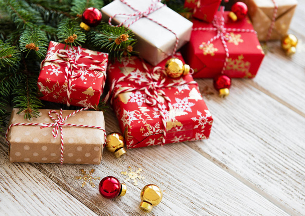 Fondo de Navidad con decoraciones y cajas de regalo en tablero de madera - Foto, imagen