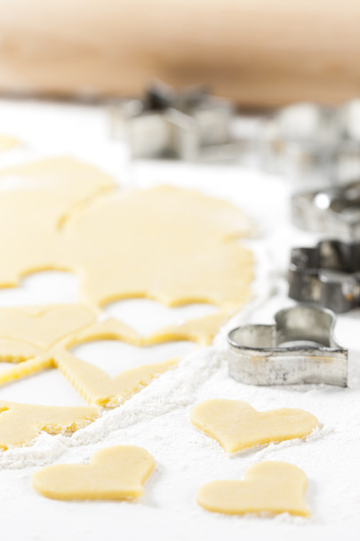Bodegón de masa con cortadores de galletas
 - Foto, Imagen
