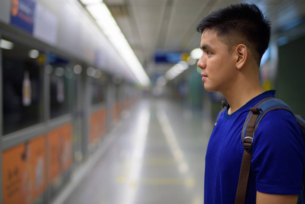Jeune touriste asiatique attendant le train à la station de métro
 - Photo, image