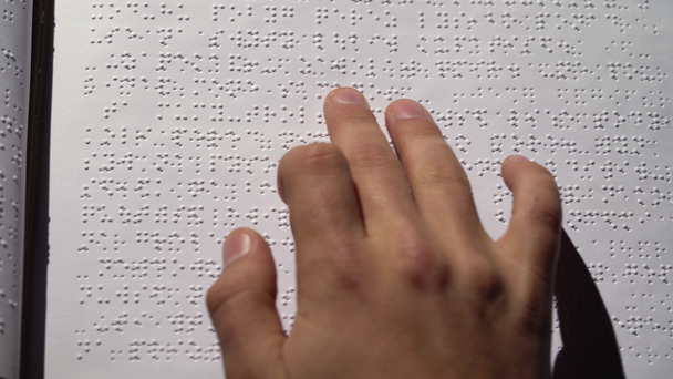 Braillovo písmo nevidomé čtení. Detailní záběr - Záběry, video
