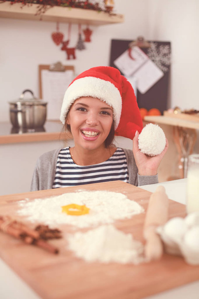 Woman making christmas cookies in the kitchen. - Foto, imagen