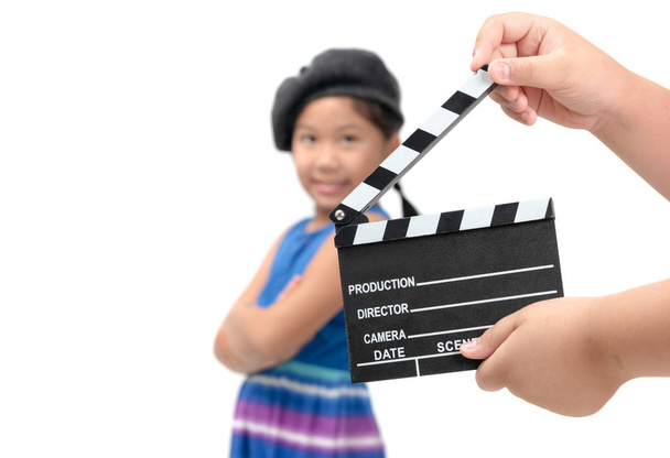 Little girl gazdaság elszigetelt fehér background, koncepció mozi film csappantyú - Fotó, kép