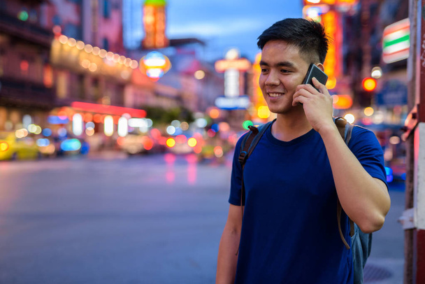Genç Asyalı turist adam Bangkok Tayland mahallesinde, keşfetmek - Fotoğraf, Görsel
