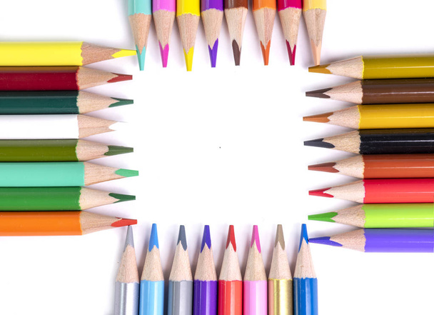 οργανώσει διάφορα χρωματιστά μολύβια σε μια πλατεία αντίγραφο χώρου και κειμένου επικάλυψης σε λευκό φόντο  - Φωτογραφία, εικόνα