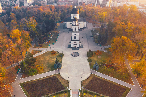 Chisinau, a capital da República da Moldávia. Vista aérea do parque central metropolitano de Chisinau, a partir de drone
 - Foto, Imagem