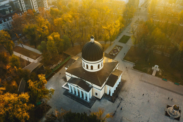 Catedral Metropolitana de Chisinau no Central Park, República da Moldávia. Vista aérea
 - Foto, Imagem