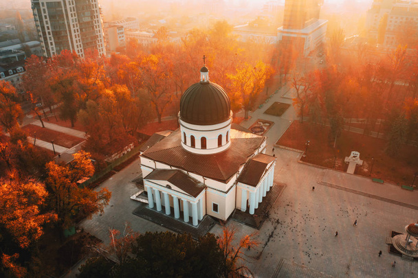 Catedral Metropolitana de Chisinau no Central Park, República da Moldávia. Vista aérea. Tonning artístico
 - Foto, Imagem