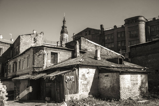 eski yıkık avlu ve kilise içinde belgili tanımlık geçmiş - Fotoğraf, Görsel