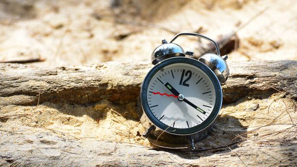 Ρολόι σε τροπική παραλία έργο ζωής ισορροπία έννοια και χρόνος διαχείρισης ιδέα - Φωτογραφία, εικόνα