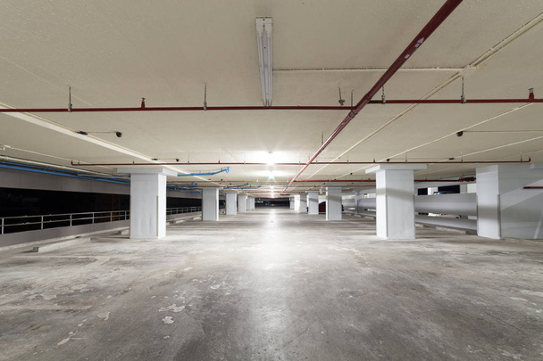 Parking wnętrze garażu, budynków przemysłowych, puste wnętrze metra w mieszkaniu lub w supermarkecie - Zdjęcie, obraz
