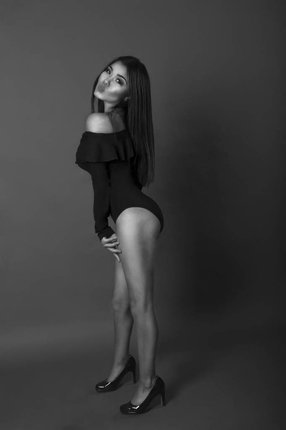 retrato de sexy joven asiático mujer en negro delgado cuerpo
 - Foto, Imagen