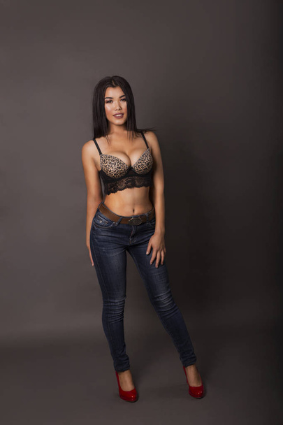 foto de Sexy jovem asiático mulher em jeans
 - Foto, Imagem