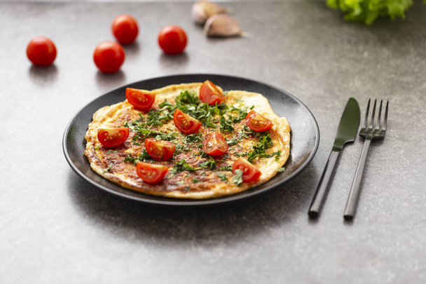 Omelet with tomatoes and herbs. Delicious breakfast - Foto, imagen