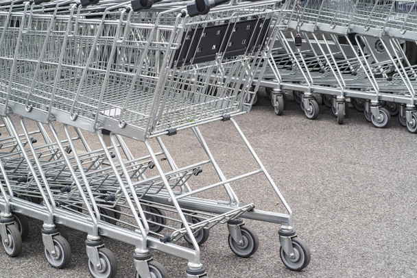 Carrinho de compras de metal vazio em uma mercearia. carrinho de compras de supermercado vazio
 - Foto, Imagem