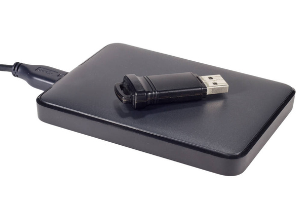 externe Festplatte und USB-Stick isoliert auf weißem Hintergrund - Foto, Bild