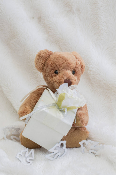 Teddybär mit Liebe und Geschenk - Foto, Bild