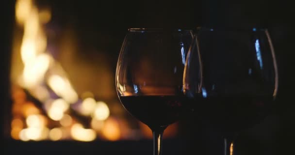 In inverno, prima del camino, viene versato, assaggiato vino rosso in un bicchiere. Concetto di: relax, ristorante, vino, somelier
. - Filmati, video