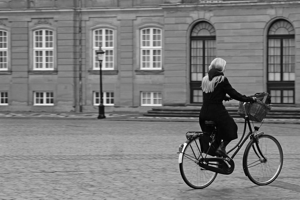 Kobieta, jazda na rowerze na brukowanej nawierzchni - Zdjęcie, obraz