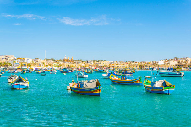 Kleurrijke vissersboten aanmeren in Marsaxlokk, mout - Foto, afbeelding
