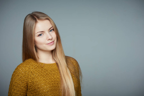 Retrato de bela menina loira em suéter
 - Foto, Imagem
