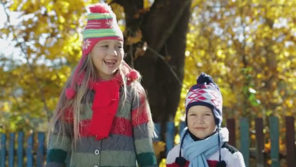 Ευτυχισμένα παιδιά φθινόπωρο στο δασικό πάρκο - Πλάνα, βίντεο