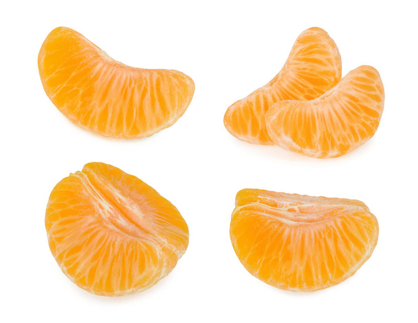 mandarijnse schijfjes geïsoleerd op witte achtergrond - Foto, afbeelding