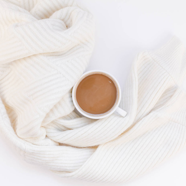 創造的な秋オーバーヘッド上面フラット横たわっていたコーヒー カップ ホワイト バック グラウンド コピー スペース ミニマル スタイル秋冬シーズン テンプレート フェミニンなブログのソーシャル メディアのために暖かいニット セーター - 写真・画像