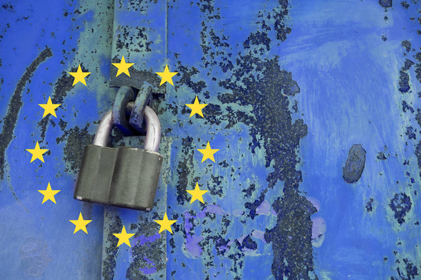 Concepto de Reglamento General de Protección de Datos. Candado en metal azul puerta vieja con la bandera de la Unión Europea de estrellas amarillas
.  - Foto, imagen