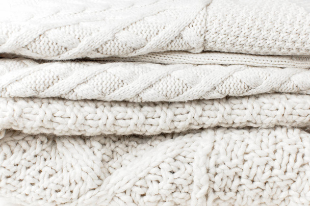 Textura dva bílé pletené vlněné svetry svetr v zásobníku. Pletené pozadí. Pletená textura. Ukázka pletení z vlny. Módní oblečení módní útulné Jumper podzimní a zimní oblečení - Fotografie, Obrázek