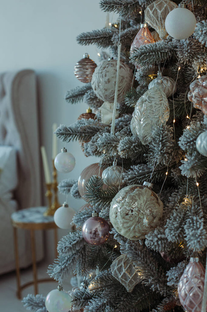 Рождественские игрушки висят на елке
 - Фото, изображение