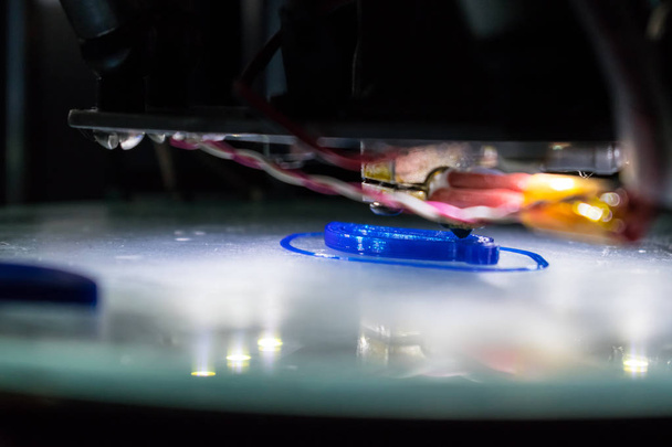 3D nyomtatási folyamat közelről. Automatikus háromdimenziós 3d nyomtató mechanizmus nyomtat polimer kék része, összetevője. Három dimenziós nyomdaipari gép létrehoz egy objektumot - Fotó, kép