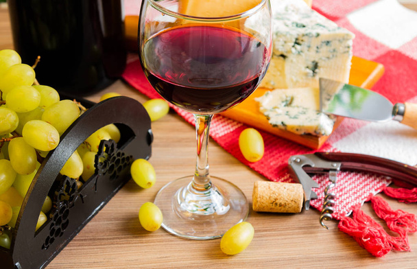 wine table with cheese and grapes - Foto, imagen