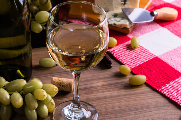 wine table with cheese and grapes - Φωτογραφία, εικόνα