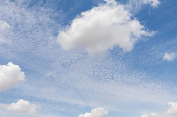Nuvens brancas bonitas e fundo azul céu sobre a Inglaterra Reino Unido. Fundo de paisagem nublado fofo e wispy
 - Foto, Imagem