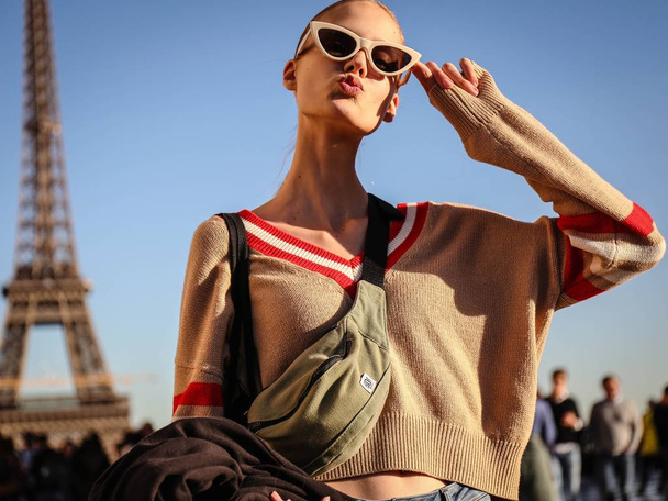 パリ、フランス-2018 年 9 月 26 日: パリ ・ ファッション ・ ウィーク中に路上アリーナ Egorova. - 写真・画像