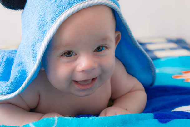 bebé jugando y sonriendo feliz
 - Foto, Imagen