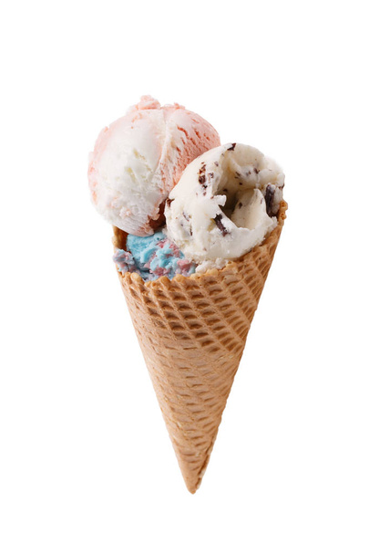 Ένα παγωτό χωνάκι με τρεις διαφορετικές μπάλες παγωτού που απομονώνονται σε λευκό φόντο - Φωτογραφία, εικόνα