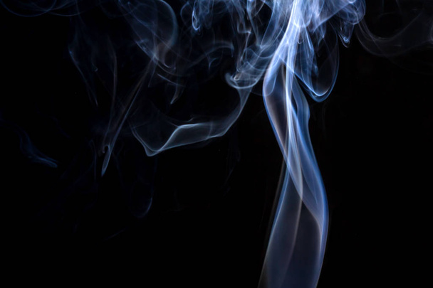 Sigara duman izole buharı gerçekçi sis siyah arka plan üzerine - Fotoğraf, Görsel